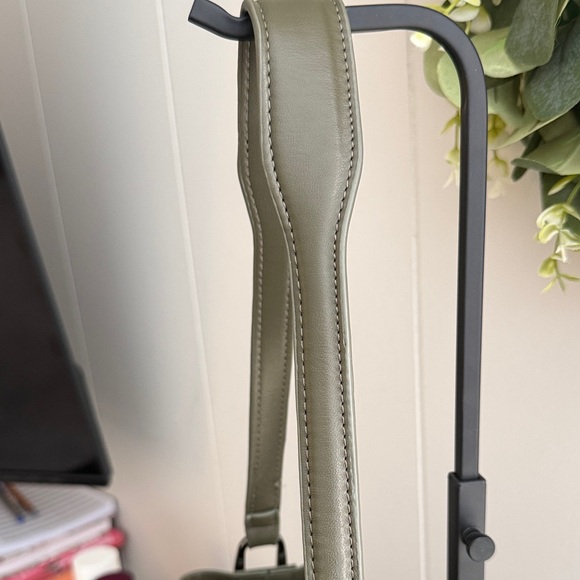 Steve Madden Olive Green Shoulder Bag EUC - Picture 5 of 6